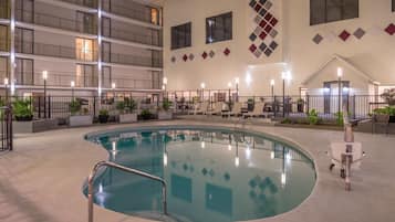 Alberca techada y camastros