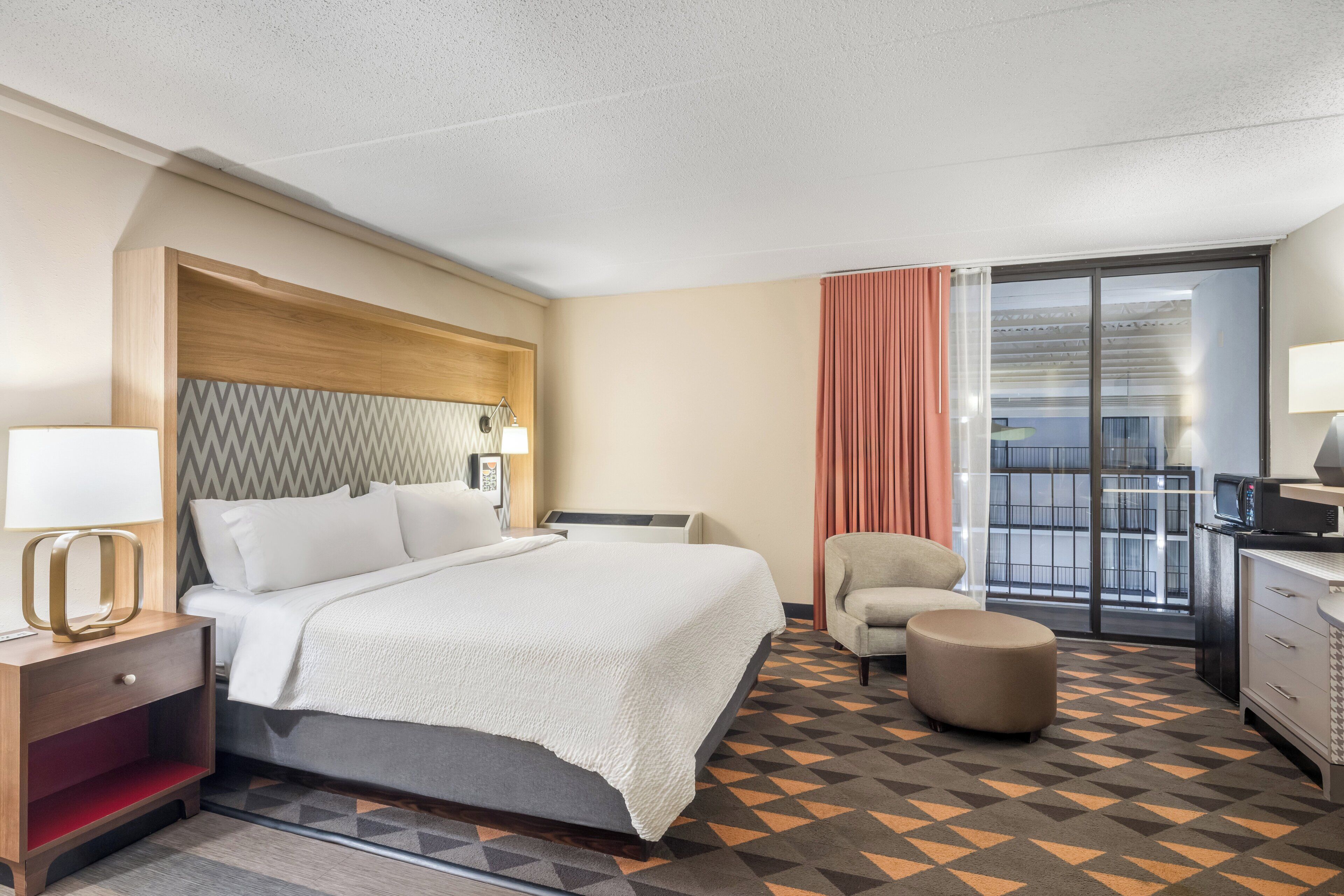 Premium Room, 1 King Bed | Premium bedding, pillow-top beds, in-room safe, desk
