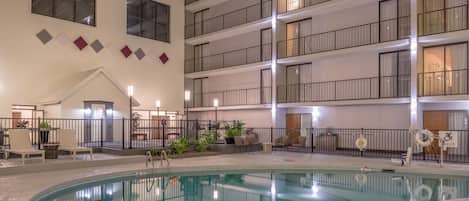 Piscine couverte, chaises longues