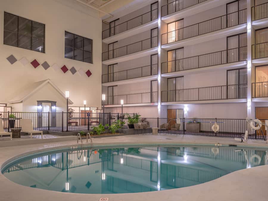 Una piscina techada, sillones reclinables de piscina