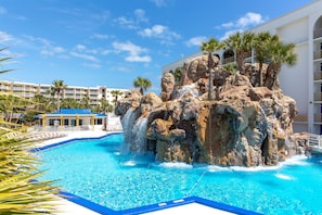2 piscines extérieures, chaises longues