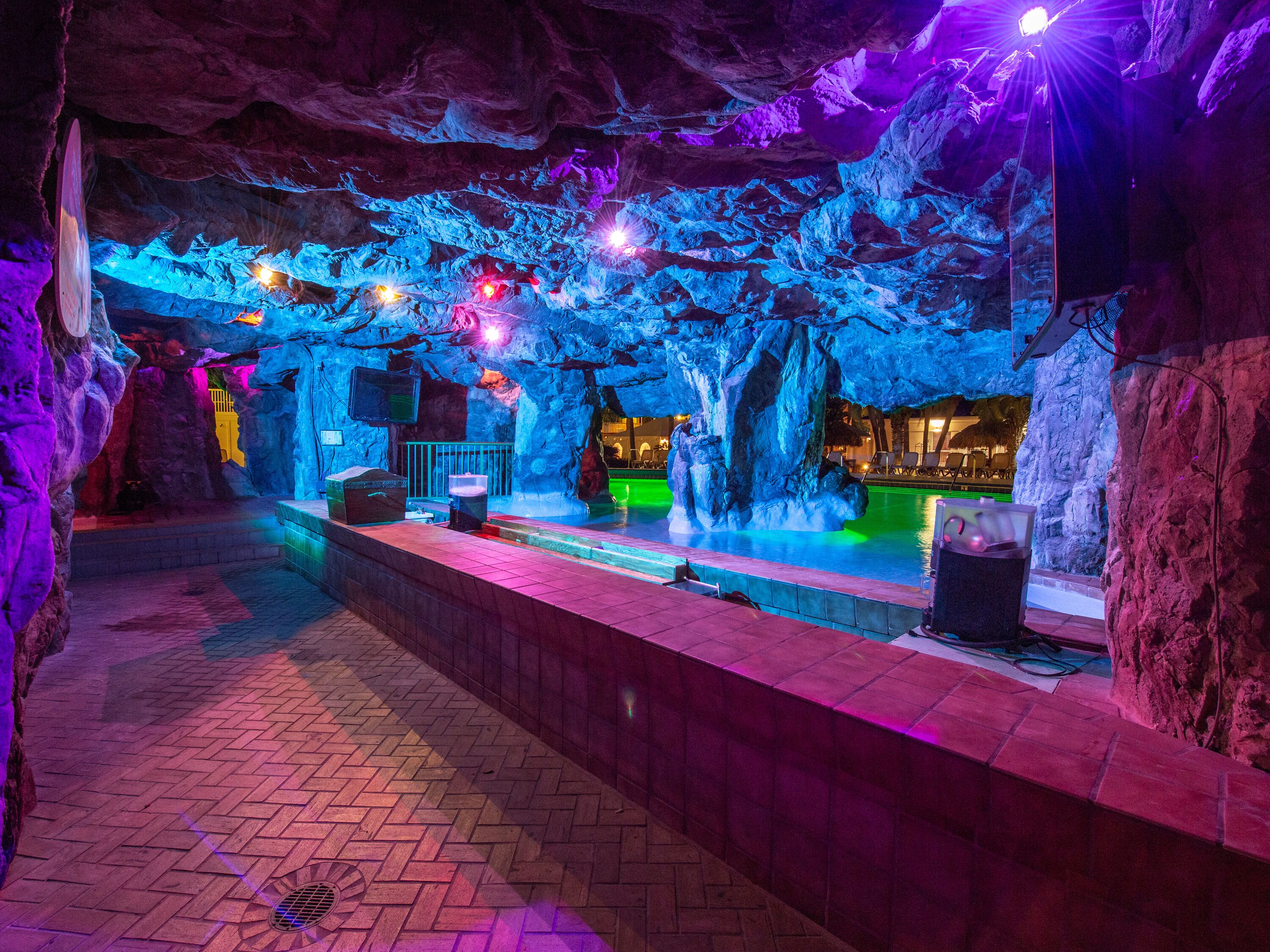 3 bars/lounges, swim-up bar, poolside bar, beach bar