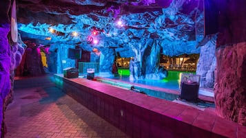 Bar kolam renang