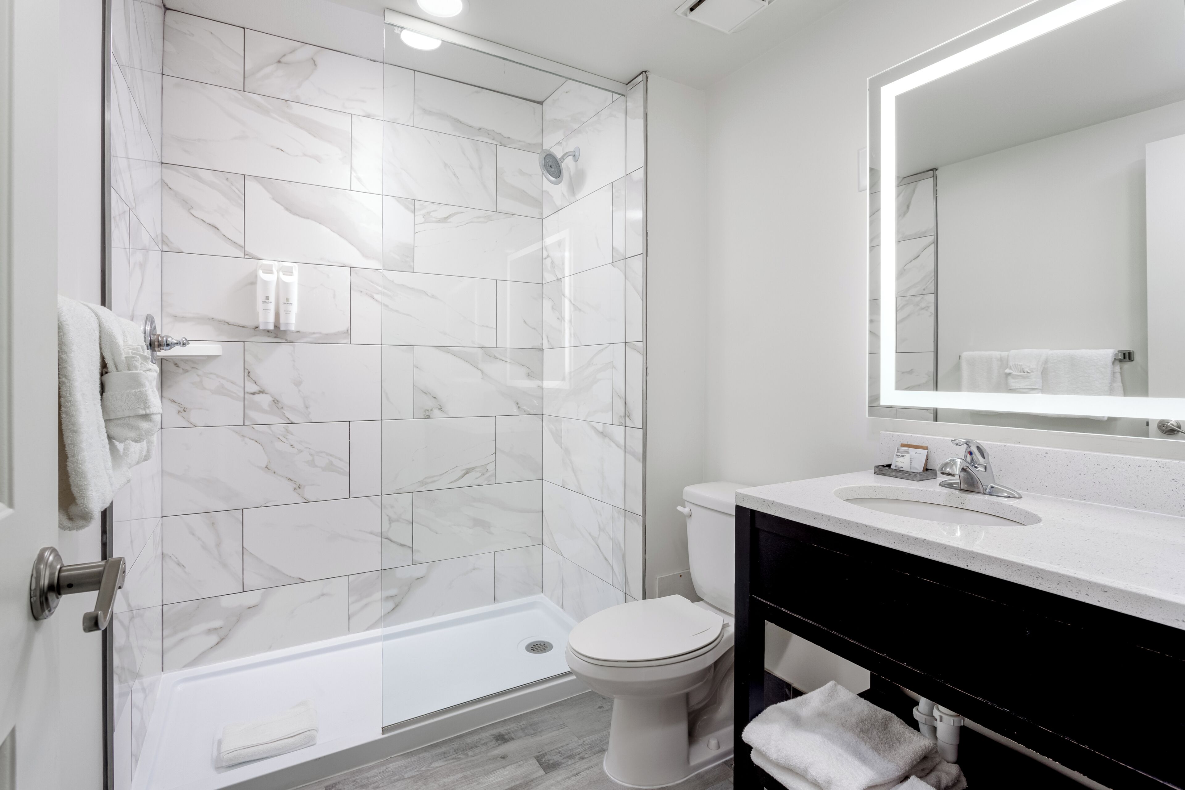 Ein modernes Badezimmer mit Dusche, Toilette und Waschtisch.
