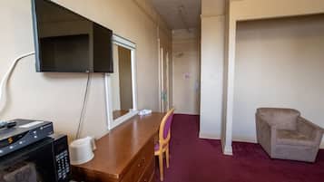 Chambre Double Standard, 2 lits doubles | Salle de séjour | Télévision à écran plat de 30 pouces avec chaînes par câble, télévision