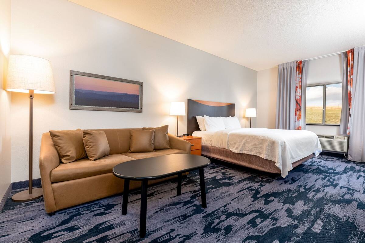 Down comforters, in-room safe, desk, laptop workspace