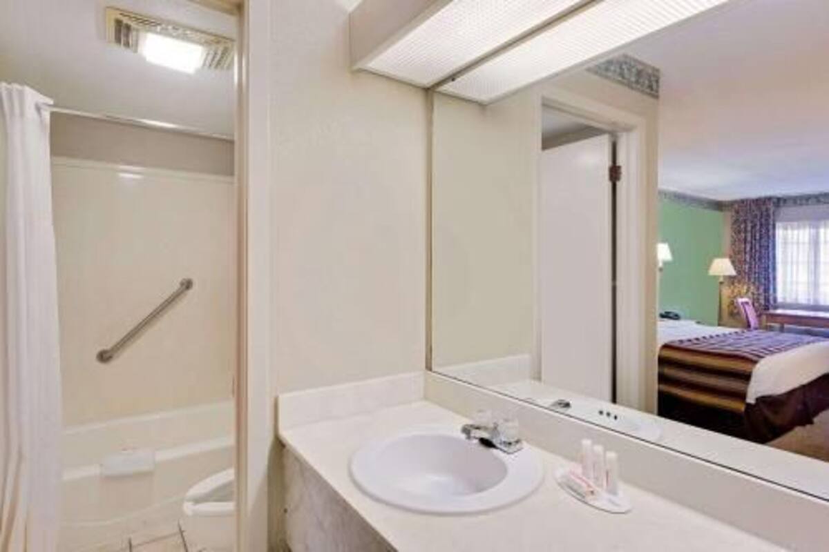 Bathroom | Combined shower/tub, eco-friendly toiletries, hair dryer, towels