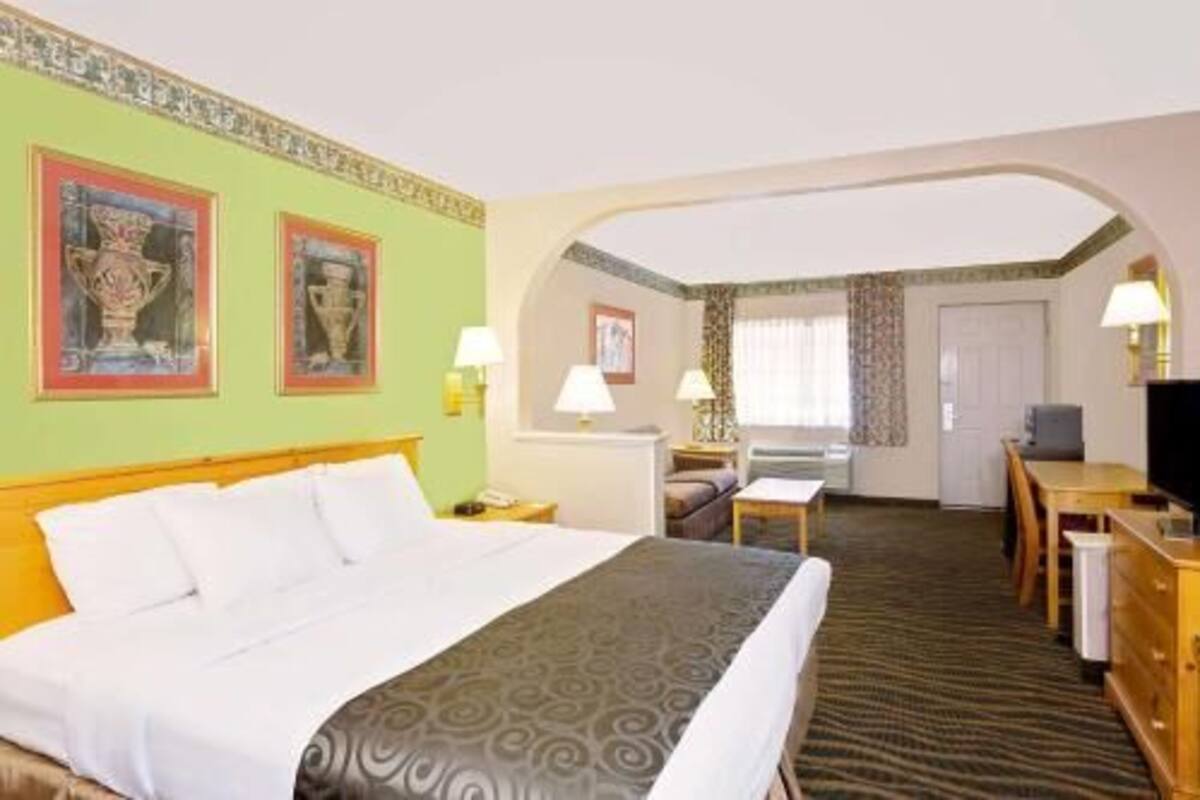 Desk, iron/ironing board, rollaway beds, free WiFi