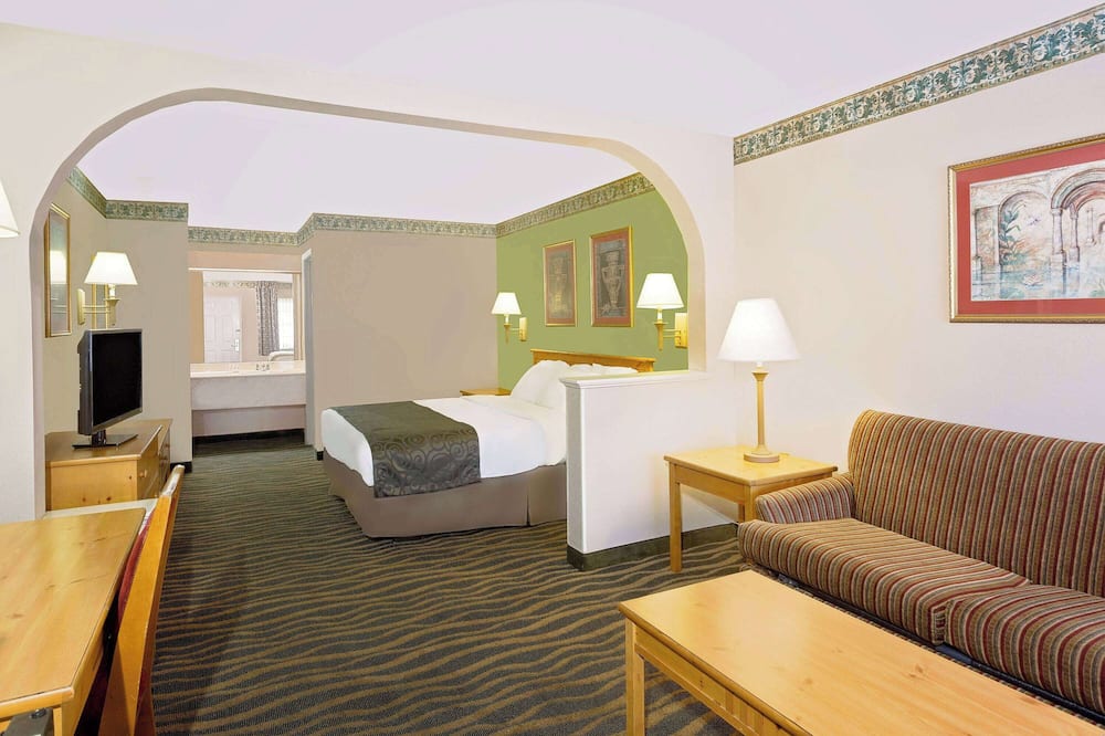Days Inn & Suites by Wyndham Starkville