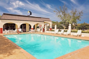 Una piscina al aire libre de temporada