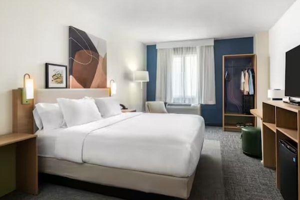 Escritorio, espacio para trabajar con laptop y cortinas blackout