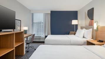Zimmer, 2 Queen-Betten | Schreibtisch, laptopgeeigneter Arbeitsplatz, Verdunkelungsvorhänge