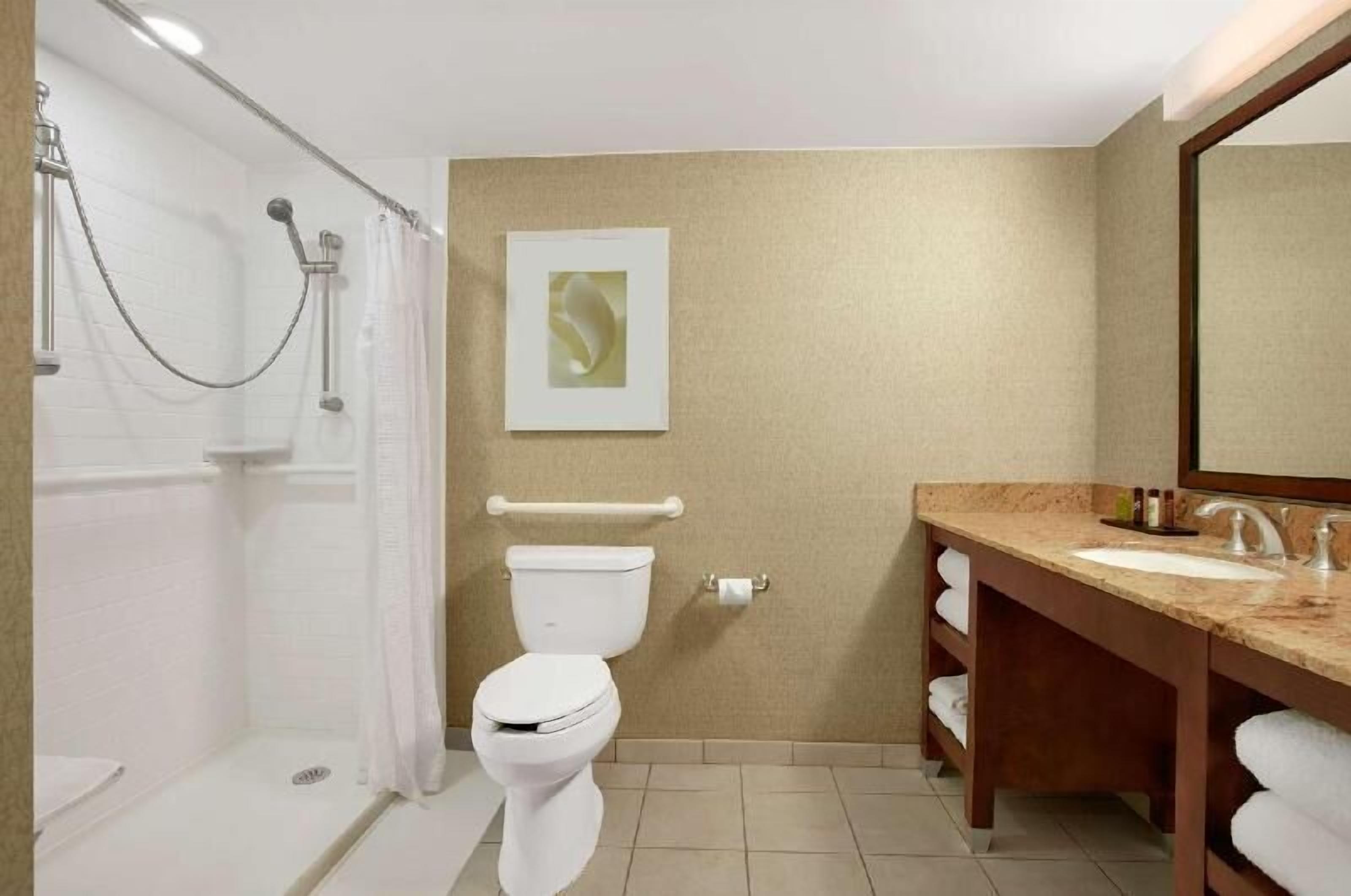 Baño | Ducha y bañera combinadas y artículos de higiene personal gratuitos