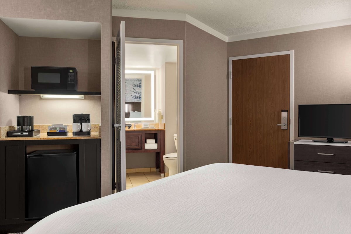 Combined shower/bathtub, free toiletries, hair dryer, towels