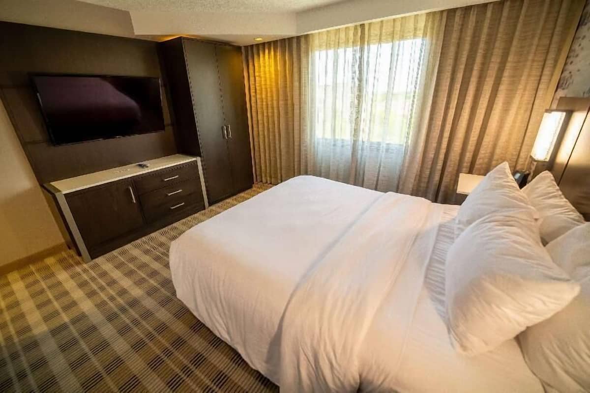 Premium bedding, pillowtop beds, in-room safe, desk