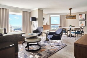 Suite, 1 habitación | Área de sala de estar | Smart TV de 40 pulgadas con canales por cable, televisión y Netflix 