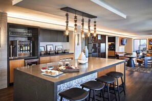 Serves lunch, dinner and happy hour - San Antonio Marriott Rivercenter on the River Walk (San Antonio)