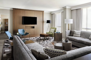 Junior Suite, 1 King Bed with Sofa bed, Non Smoking | Living room | 40-inch Smart TV with cable channels, TV, Netflix at San Antonio Marriott Rivercenter on the River Walk