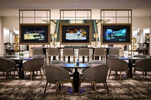 Sert le déjeuner, le dîner et l'apéritif