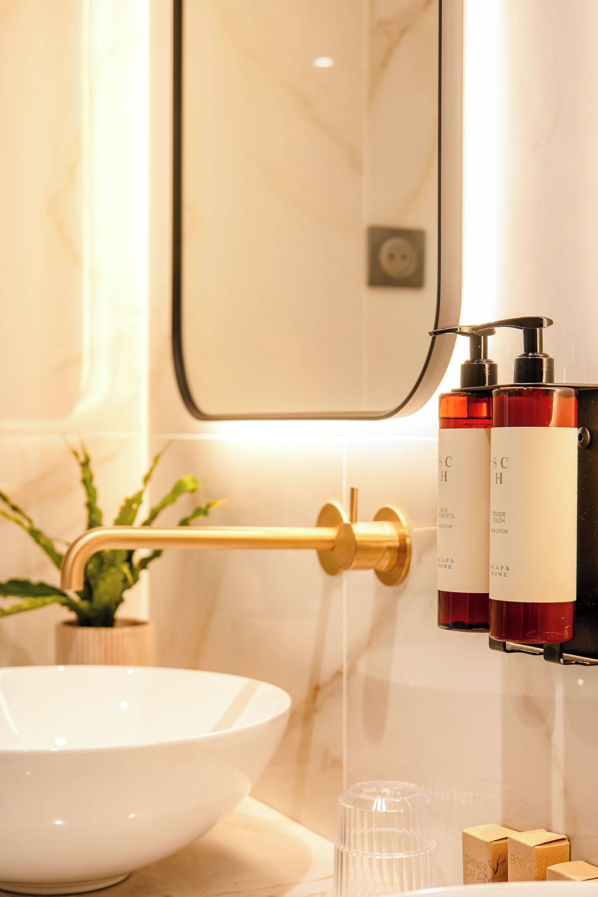 Executive Suite | Bathroom | Shower, eco-friendly toiletries, hair dryer, towels