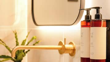 Executive Suite | Bathroom | Shower, eco-friendly toiletries, hair dryer, towels