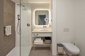Regadera, amenidades de baño ecológicas, secadora de cabello, toallas 