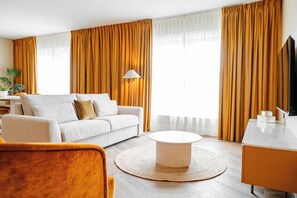 Suite Eksekutif | Seprai premium, bantalan ekstra lembut, minibar, dan brankas