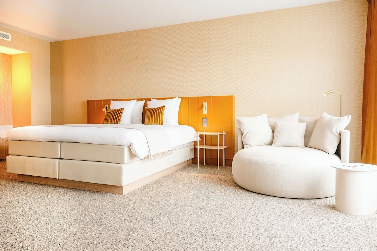 Executive Suite | Premium bedding, pillow-top beds, minibar, in-room safe