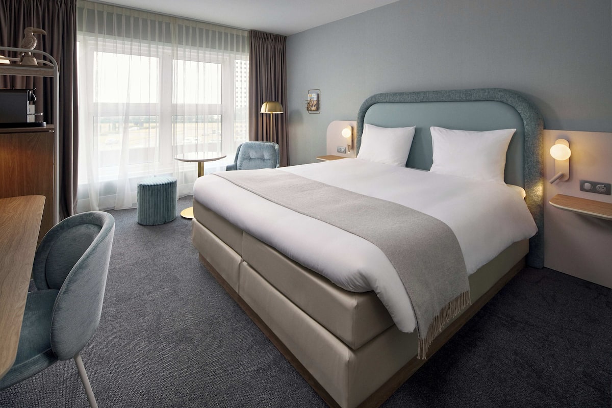 Deluxe tweepersoonskamer | Luxe beddengoed, pillowtop-bedden, een minibar, een kluis op de kamer