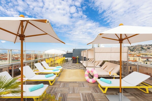 Piscine extérieure, parasols de plage, chaises longues