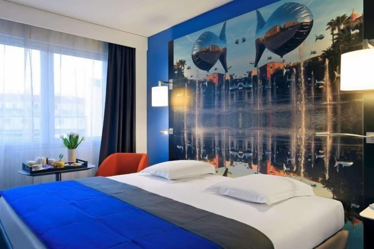 Luxe beddengoed, een kluis op de kamer, een bureau