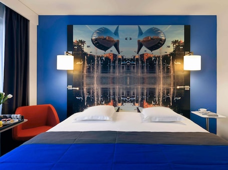 Ropa de cama de alta calidad y caja de seguridad en la habitación