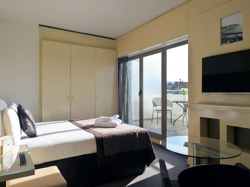 Premium bedding, in-room safe, desk, blackout drapes