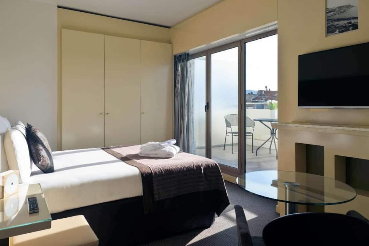 Premium bedding, in-room safe, desk, blackout drapes