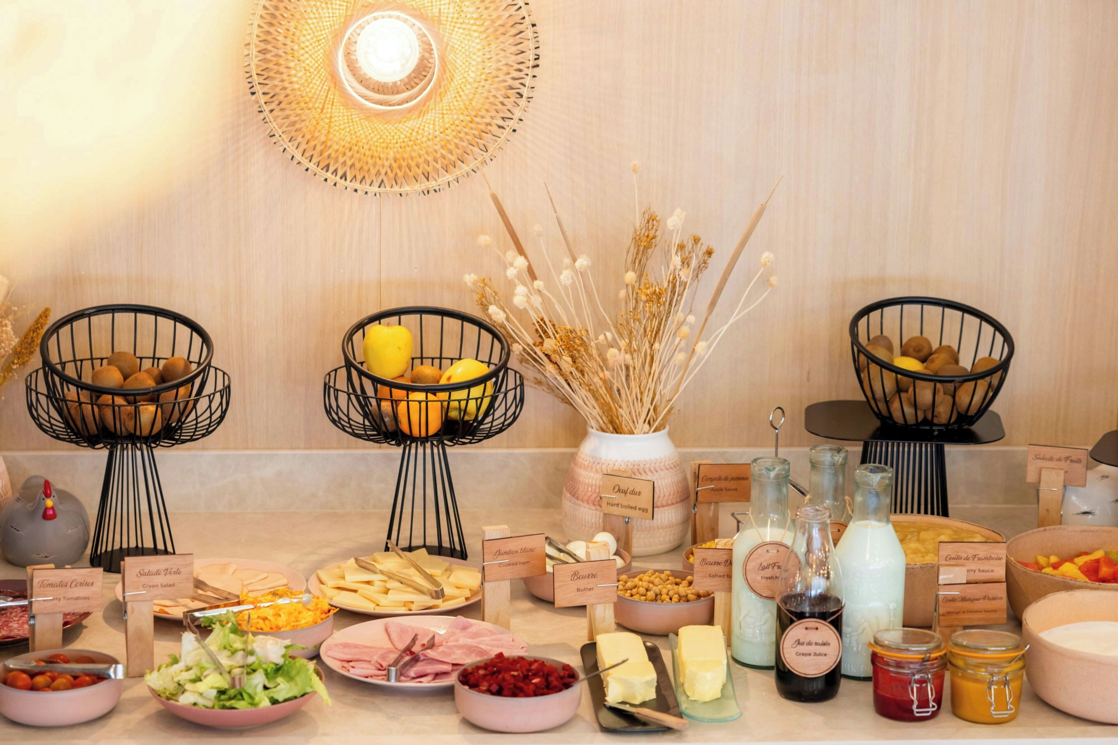 Un buffet proposant une variété de plats et d'accompagnements.