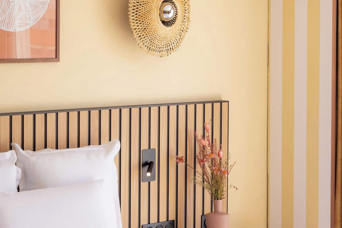 Ylelliset vuodevaatteet, tallelokero huoneessa, työpöytä, pimennysverhot