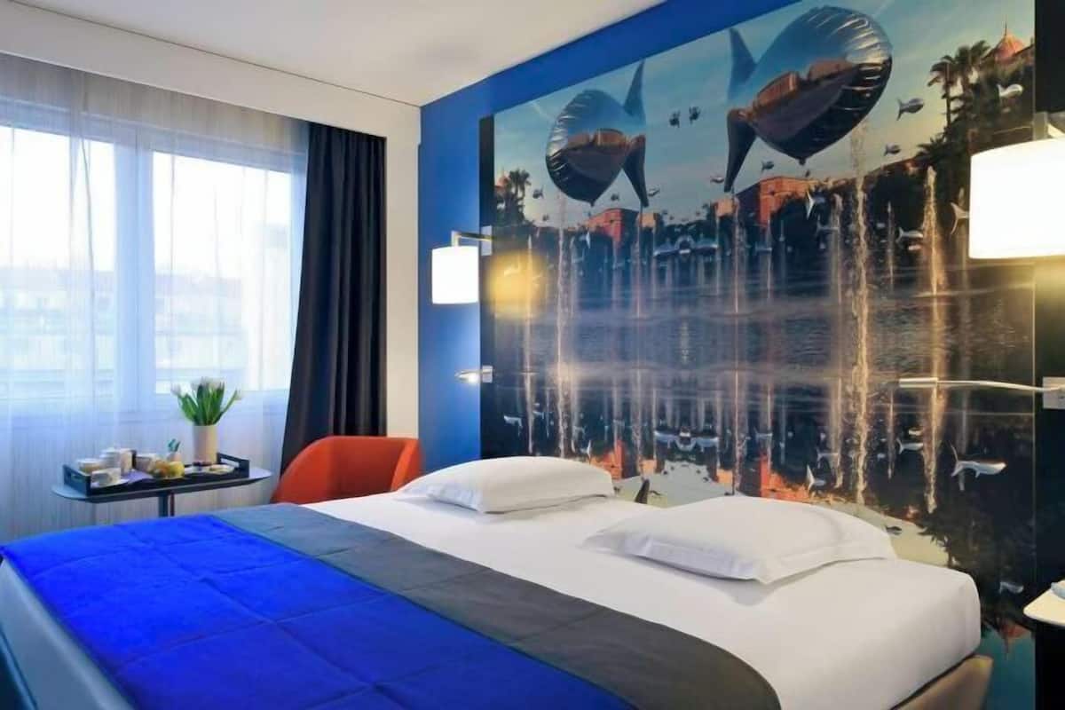 Luxe beddengoed, een kluis op de kamer, een bureau