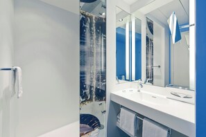 Eco-friendly toiletries, hair dryer, towels - Nice Centre Hotel (Nice)