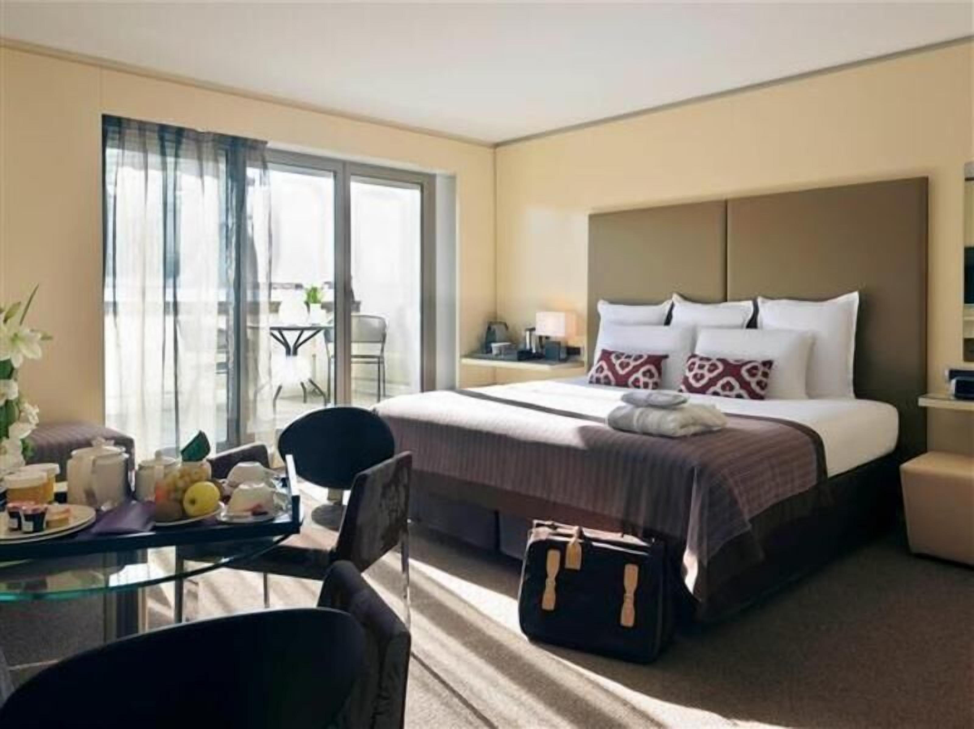 Premium bedding, in-room safe, desk, blackout drapes