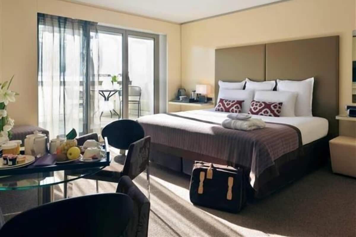 Premium bedding, in-room safe, desk, blackout drapes