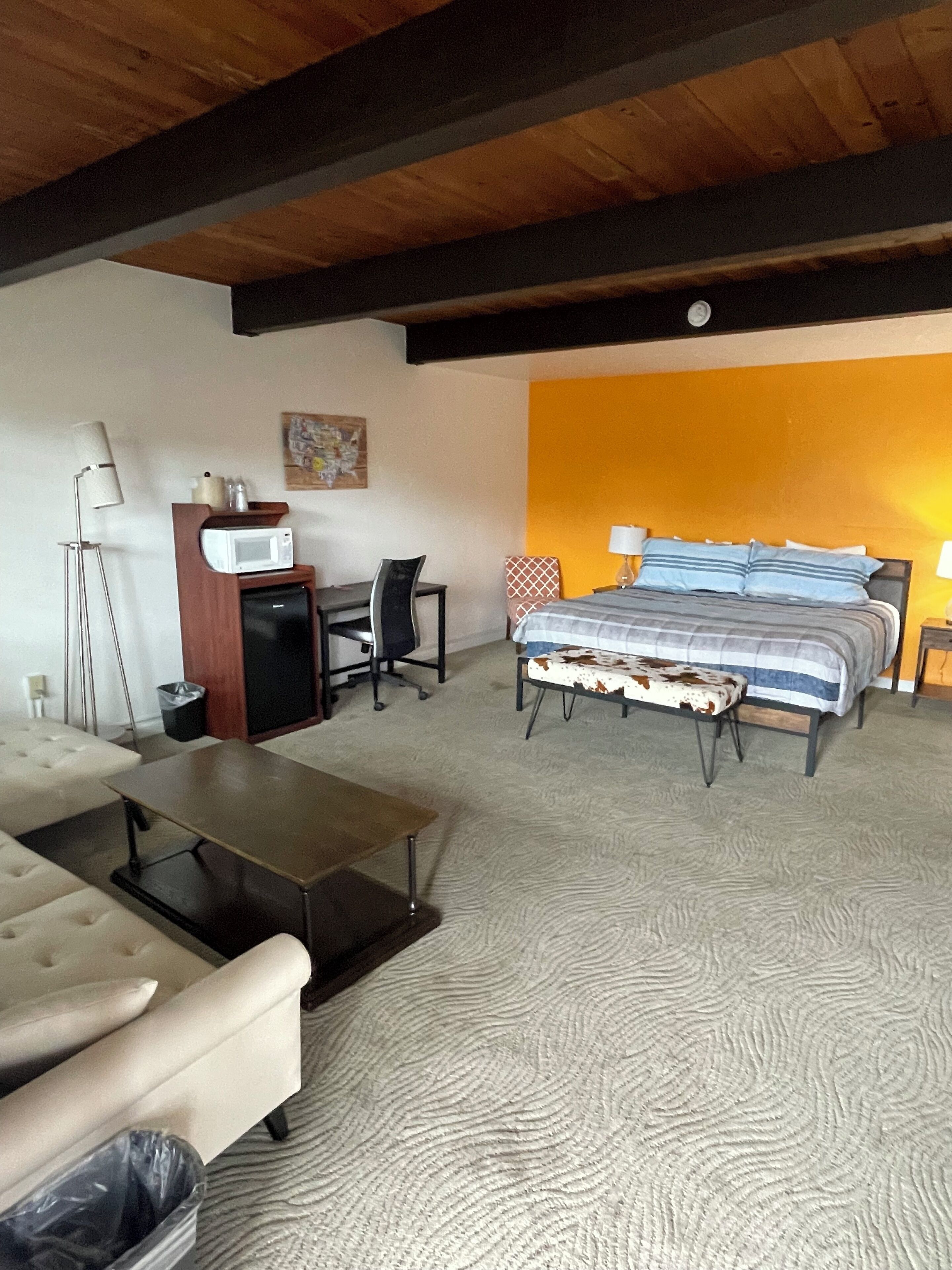 Standard Room, 1 King Bed, Non Smoking | Individually furnished, desk, iron/ironing board, free WiFi