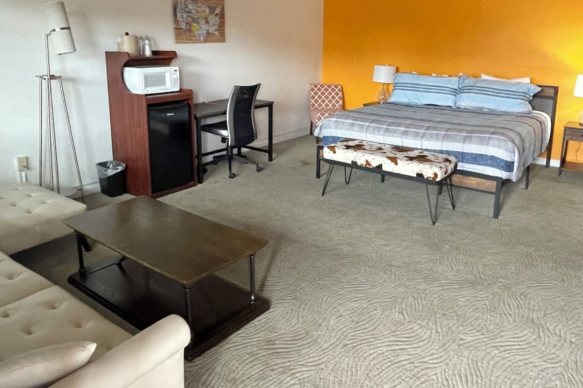 Rom – standard, 1 kingsize-seng, ikke-røyk | Individuelt innredet, skrivebord, strykejern/-brett og wi-fi (inkludert)