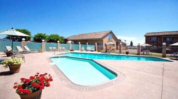 Una piscina al aire libre de temporada