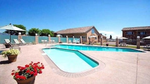 Piscine extérieure en saison
