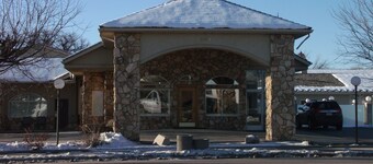 Econo Lodge Inn & Suites