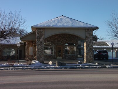 Econo Lodge Inn & Suites