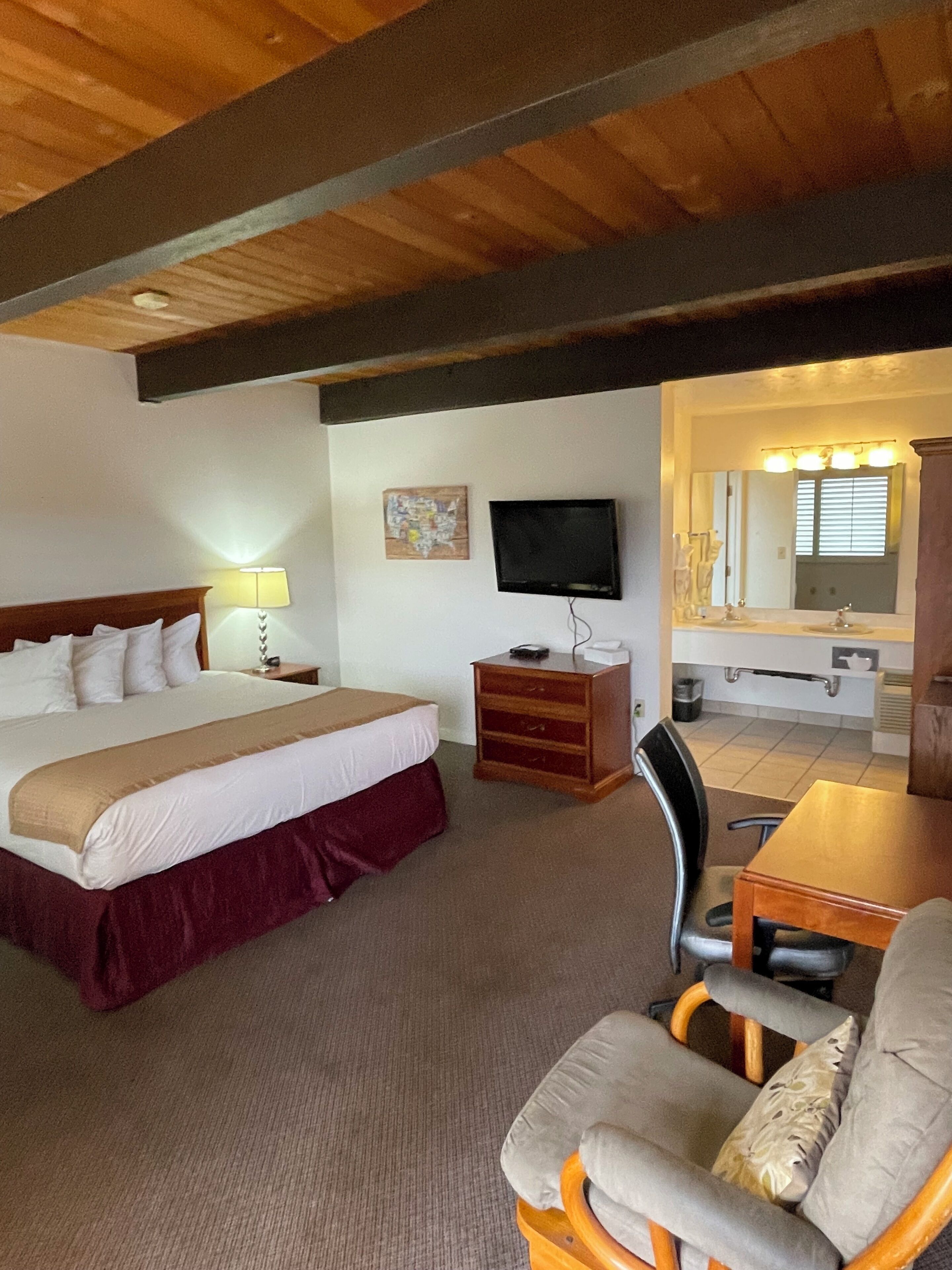 Standard Room, 1 King Bed, Non Smoking | Individually furnished, desk, iron/ironing board, free WiFi