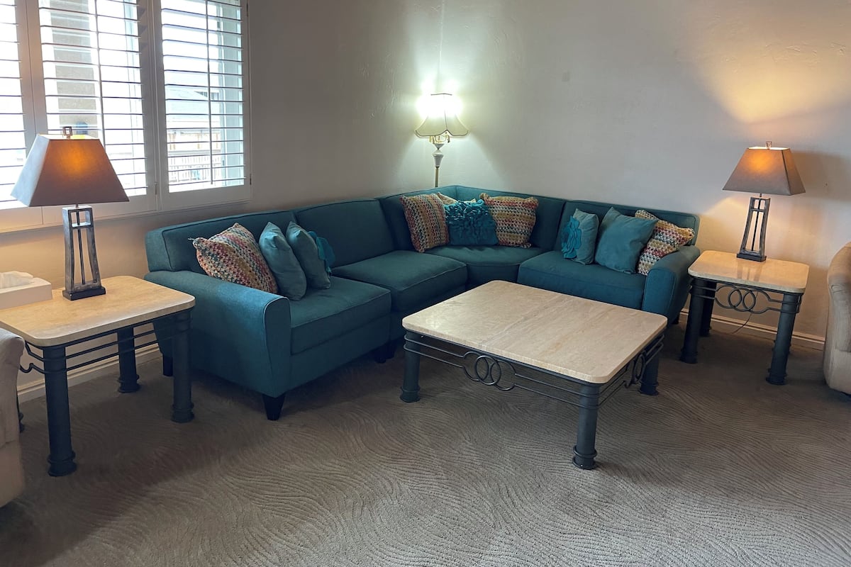 Suite, 1 kingsize-seng, ikke-røyk | Oppholdsområde | En 42-tommers TV med Parabol-TV