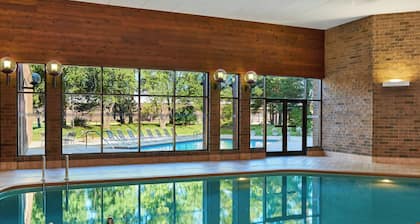 Four Points by Sheraton Milwaukee North Shore