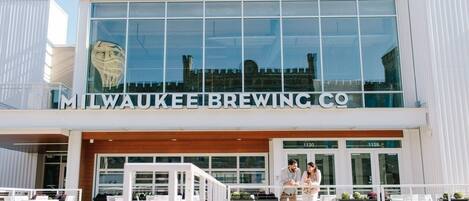 Ein modernes Gebäude mit der Aufschrift „Milwaukee Brewing Co.“ und Außenbereich.